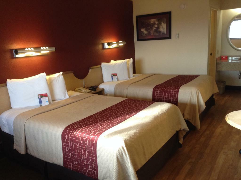 Red Roof Inn Louisville Expo Airport Buitenkant foto